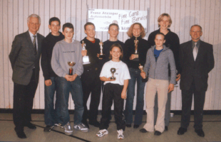 Die erfolgreichsten Leichtathletinnen und Leichtathleten stellten sich gemeinsam mit der Vorstandsschaft dem Fotografen